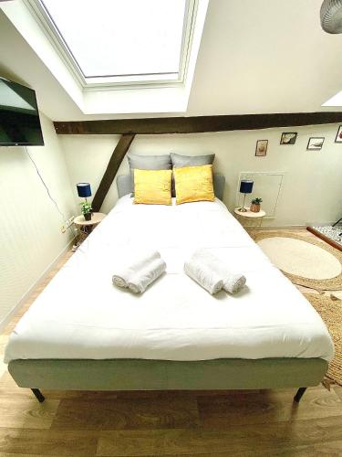 une chambre avec un grand lit avec deux serviettes dessus dans l'établissement Le Barny studio cocooning en hyper centre, à Limoges