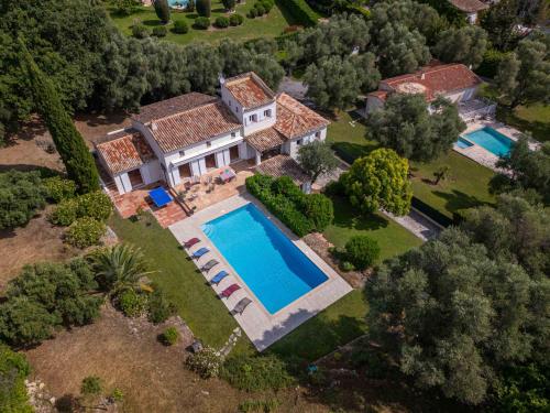 une vue aérienne d'une maison avec piscine dans l'établissement Mougins la grande Bastide, à Mougins
