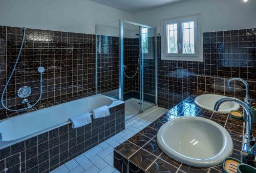 une salle de bain avec une baignoire et un lavabo dans l'établissement Mougins la grande Bastide, à Mougins