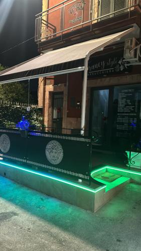 un ristorante con luci verdi di fronte a un edificio di principessa la vigna a Catania
