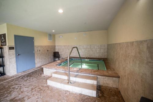 a swimming pool in a room with at Comfort Suites University Brookings in Brookings