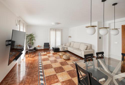 a living room with a couch and a table at Carrasca 8 paddle & pool in Alcoy