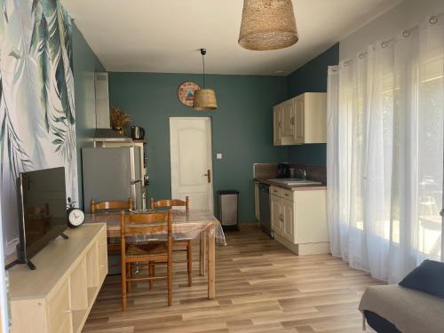 une cuisine avec une table et une salle à manger dans l'établissement Gite d'Alexandra, à Saint-Germain-et-Mons