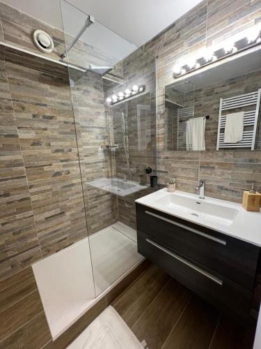 une salle de bain avec un lavabo et une douche dans l'établissement Zen studio deauville, à Deauville