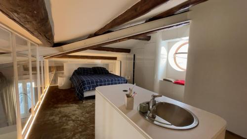 La salle de bains est pourvue d'un lavabo et d'un lit dans la chambre. dans l'établissement Paradis, an Architect duplex in Vauban area, à Marseille