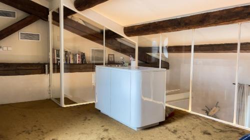 La salle de bains est pourvue d'une armoire blanche. dans l'établissement Paradis, an Architect duplex in Vauban area, à Marseille