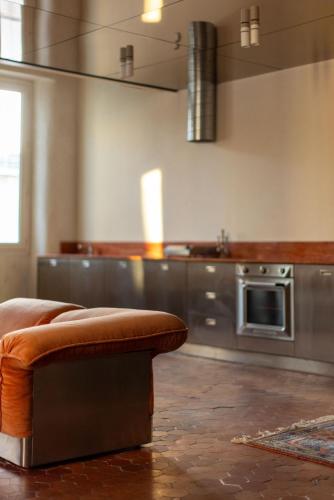 - une cuisine avec un canapé et une cuisinière dans l'établissement Paradis, an Architect duplex in Vauban area, à Marseille