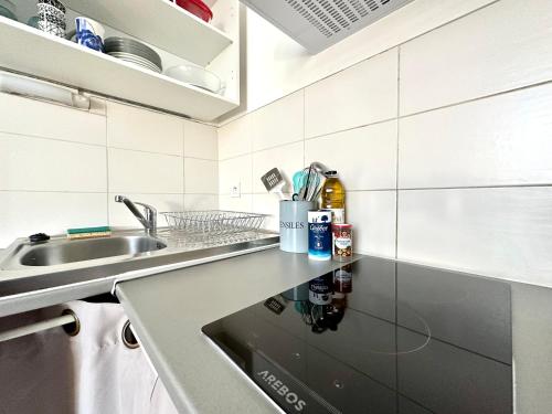 une cuisine avec un évier et un plan de travail dans l'établissement Le Dumas, intime et cosy, à Limoges