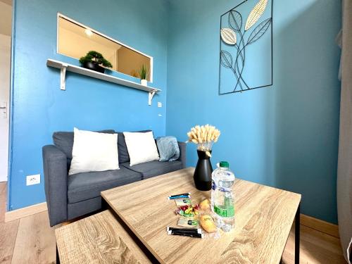 un salon avec un canapé et une table dans l'établissement Le Dumas, intime et cosy, à Limoges