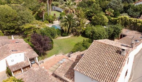 - une vue aérienne sur une cour avec des maisons et des arbres dans l'établissement La Source, à Marseille