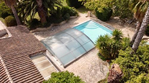 une vue aérienne d'une piscine avec une serre dans l'établissement La Source, à Marseille