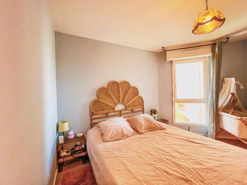 une chambre avec un grand lit et une fenêtre dans l'établissement Flat in Noisy-Le-Grand, à Noisy-le-Grand