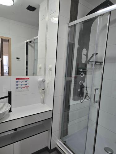 a bathroom with a shower and a sink at Eldom-NOCLEGI, Kolejowa 15 Wągrowiec in Wągrowiec