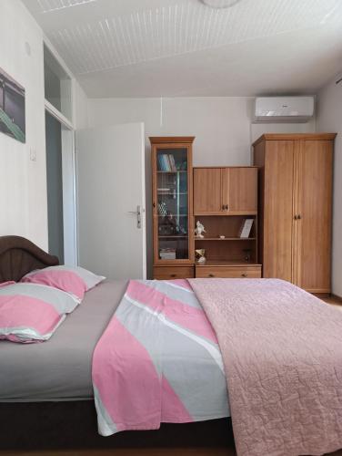 เตียงในห้องที่ Apartman Maja
