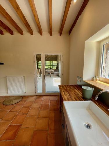 Il comprend une cuisine avec un évier et du parquet. dans l'établissement La Grange de l'écolieu du Turc - Piscine partagée, à Le Mas-dʼAgenais