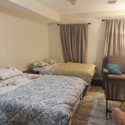 Postel nebo postele na pokoji v ubytování Double queen room 6 minutes walk to Penn station NYC EWR