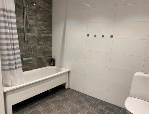 Ένα μπάνιο στο Cozy cottage stay