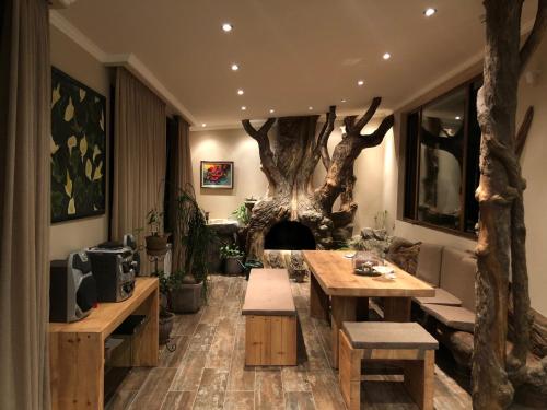 The Oaktree House In The Very Heart Of The City