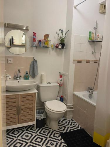 une salle de bain avec toilettes, lavabo et baignoire dans l'établissement Studio Cozy centre ville Chalon-sur-Saône, à Chalon-sur-Saône