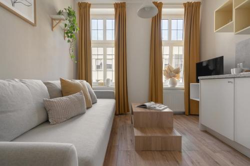 a living room with a couch and a tv at HARBOR APARTMENTS - Zabrska in Katowice