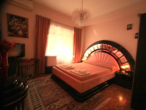 ローマにあるビューティー ムーンのシャンデリア付きのベッドルーム1室
