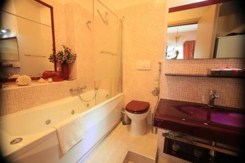 ローマにあるビューティー ムーンのバスルーム(バスタブ、洗面台、トイレ付)