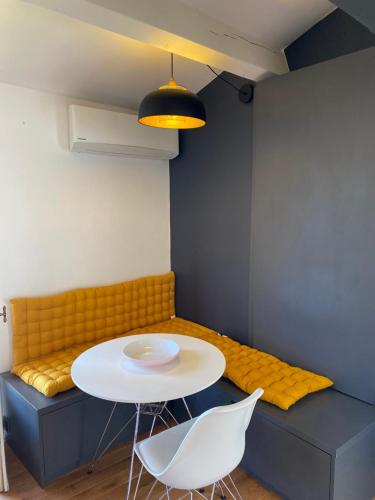 une pièce avec une table, des chaises et un canapé dans l'établissement Studio centre historique Aix en Provence, à Aix-en-Provence