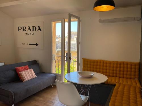 un salon avec un canapé et une table dans l'établissement Studio centre historique Aix en Provence, à Aix-en-Provence