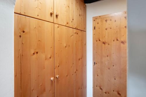 a wooden wall with a door in a room at Kaiserau 1907 in Collalbo