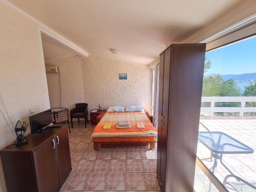 ein Schlafzimmer mit Bett und Balkon in der Unterkunft Smokva in Bar