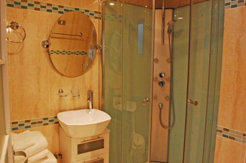 a bathroom with a shower and a sink at Vitrali Suite in Copiapó