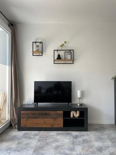 RuhrGEbietsquartier - Gemütliche Wohnung in Gelsenkirchen-Buerにあるテレビまたはエンターテインメントセンター
