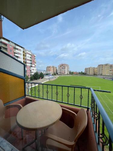 uma varanda com uma mesa e um campo de basebol em Dhoma plazhi1 em Pogradec