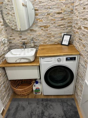 Φωτογραφία από το άλμπουμ του Best Central Apartment - am Marktplatz - Up to 5 - Next to Frankfurt and Hanau - Coffee and Snacks - Netflix, Prime, Disney σε Nidderau
