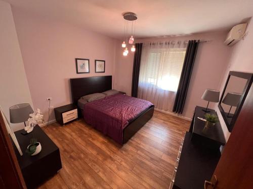 Un pat sau paturi într-o cameră la Beachfront Apartment in Durres