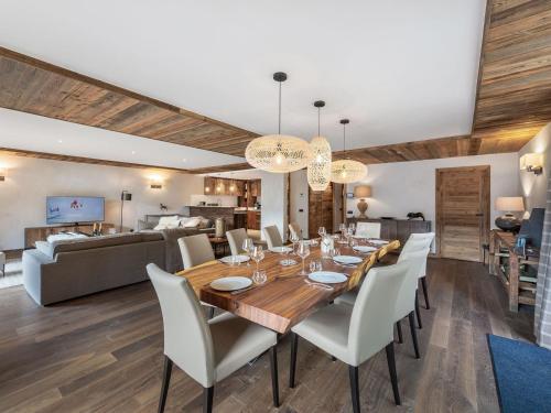 une salle à manger avec une table et des chaises en bois dans l'établissement Duplex moderne avec jacuzzi, proche pistes, commerces et navette gratuite - FR-1-566-2, à Les Allues
