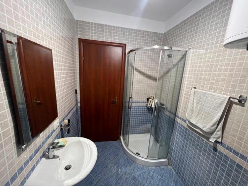 O baie la Beachfront Apartment in Durres