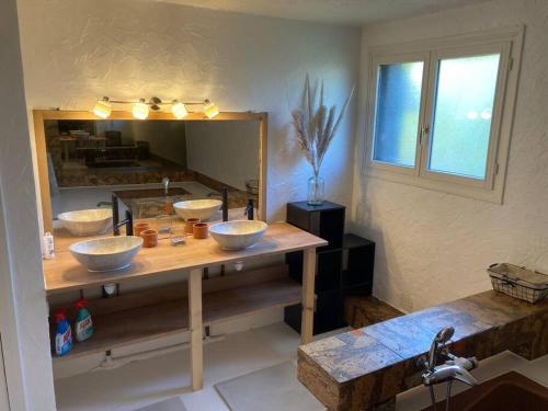 une salle de bain avec trois vasques sur un comptoir avec un miroir dans l'établissement Belle maison familiale à Millau pour sportifs, à Millau