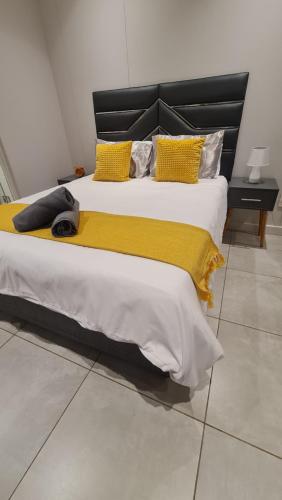Un pat sau paturi într-o cameră la Zimbali Lakes Boulevard Suites 224