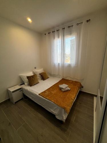 une chambre avec un grand lit avec une fenêtre dans l'établissement Villa Bella, à Villeneuve-Loubet