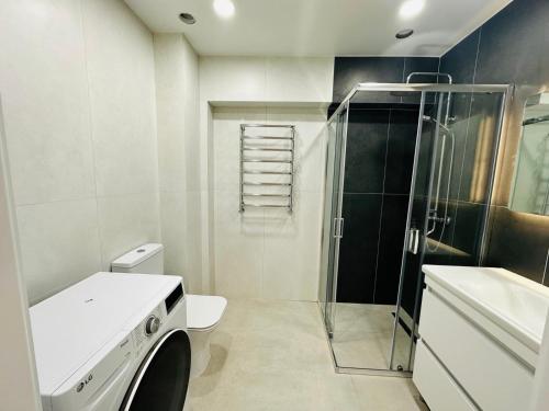 a bathroom with a shower and a toilet and a sink at Apartament new 10 in Căuşeni