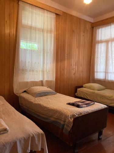 a bedroom with two beds and a window at Des Nana in Koko