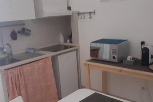 una piccola cucina con bancone e forno a microonde di Casa vacanza Elias a Ceglie Messapica