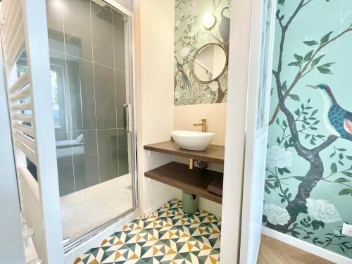 a bathroom with a sink and a shower at Appart Cosy Proche gare in Mantes-la-Jolie