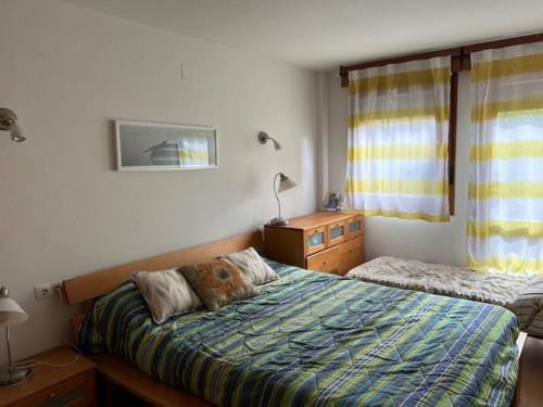 a bedroom with two twin beds and a bed sidx sidx sidx at Apartamento Playa de Barro in Barro de Llanes