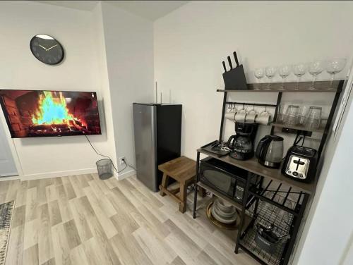 Η κουζίνα ή μικρή κουζίνα στο NDG Dreams! New & Modern 3BR Easy City Life