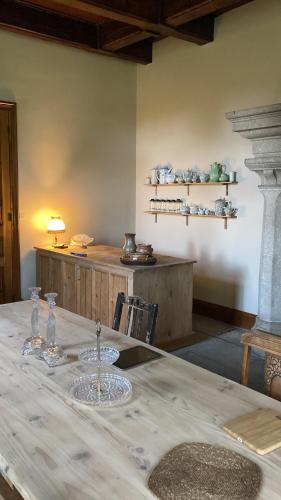 une table avec deux plaques de verre dessus dans l'établissement Chateau Gioux, à Saint-Pierre-Bellevue