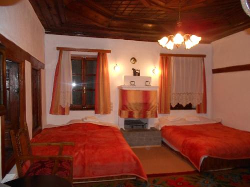Un pat sau paturi într-o cameră la Archontiko Tzoufi