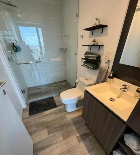 Un baño de Luxurious Apartment with Charming Lake View in Mérida