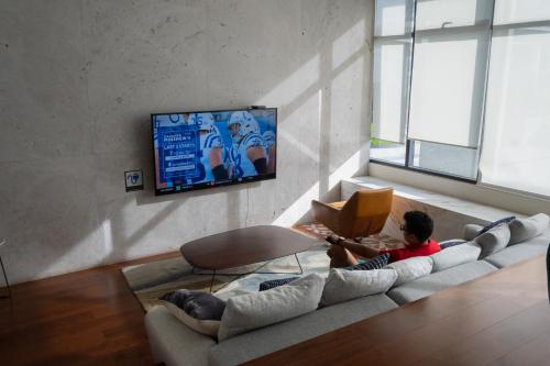 Una televisión o centro de entretenimiento en Luxurious Apartment with Charming Lake View in Mérida